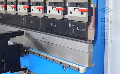 ZDPK-6325標配高精度模具快夾，換模速度快5倍，加高型模托是門業制造專業配置.jpg