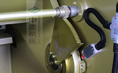 ZDS-450采用高精度刀片間隙調(diào)節(jié)齒輪，經(jīng)過淬火高硬度又耐磨，表面鍍鋅不生銹，長年累月使用依然有很高的調(diào)節(jié)精度.jpg