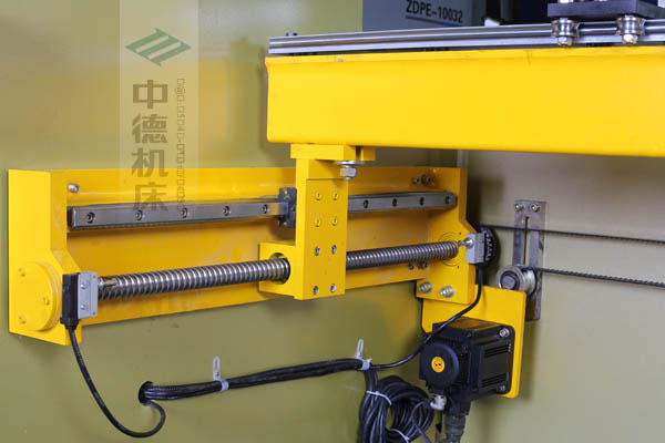 ZDPK-10032X軸配有滾珠絲桿及直線導軌，大功率伺服電機，鋼絲同步帶，能顯著提升X軸定位精度及速度