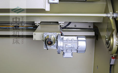 ZDS-1032剪板機后檔料結構，平行度高，并采用國內一流品牌軸承，耐磨抗壓壽命長.jpg
